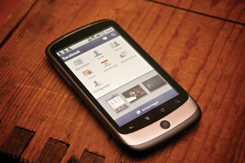 Facebookアプリを開いたスマートフォンの写真