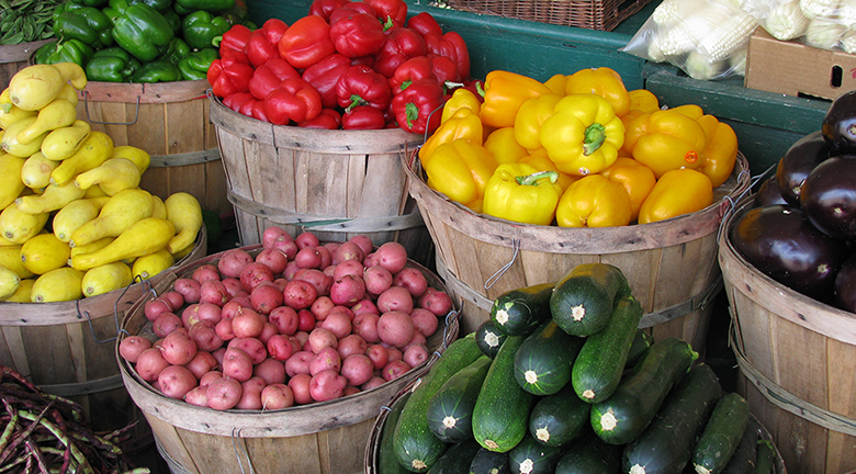 ファーマーズマーケットで様々な有機野菜がかごに入っている様子を移した写真